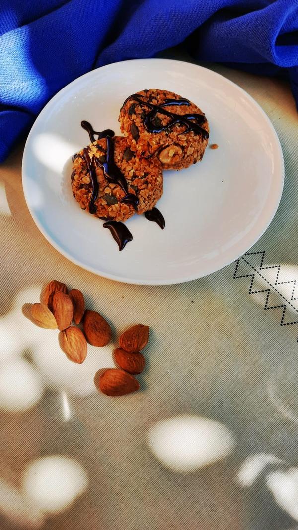 Cookies au chocolat et amandes sur une assiette