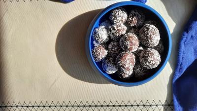 Energy balls au chocolat enrobées de noix de coco