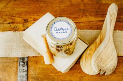 Bocal de granola Curcumamas sur une table en bois