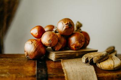 Oignons posés sur une planche en bois