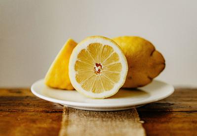 Citrons coupés sur une assiette