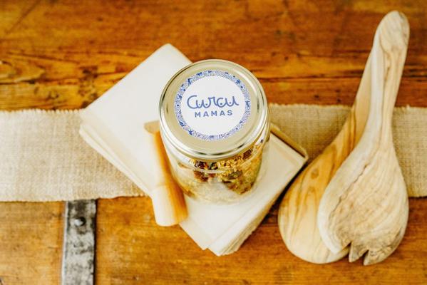 Bocal de granola Curcumamas sur une table en bois