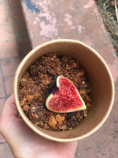 Granola maison avec une figue fraîche
