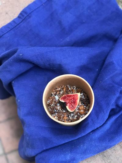 Bol de granola à la figue sur un tissu bleu