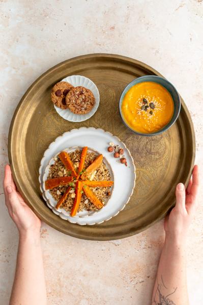 Plateau avec porridge aux carottes, soupe et biscuits maison