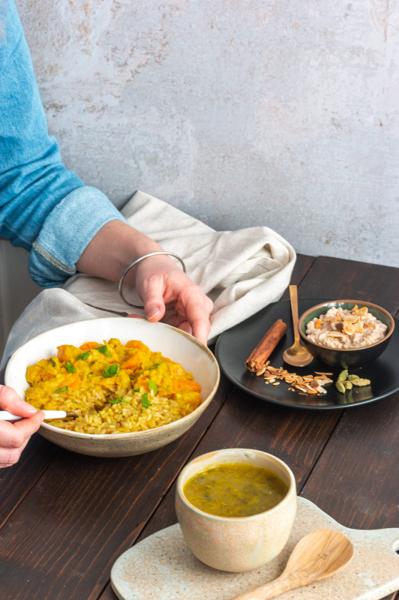 Bol de curry de lentilles jaune servi avec ses accompagnements