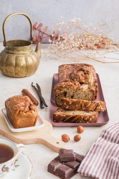 Cakes maison aux noisettes tranchés sur une planche