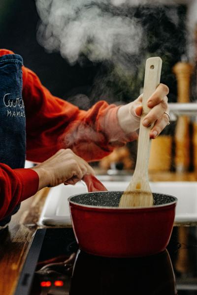Bouillon qui mijote dans une cocotte rouge