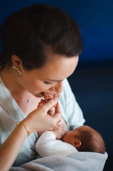 Jeune maman qui savoure un snack avec son bébé