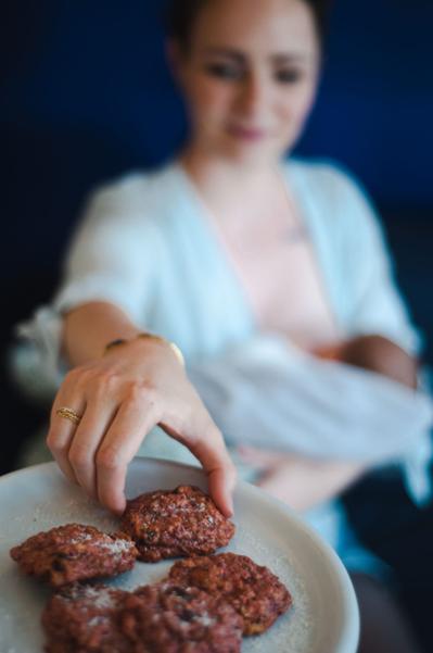Maman qui allaite et attrape un cookie