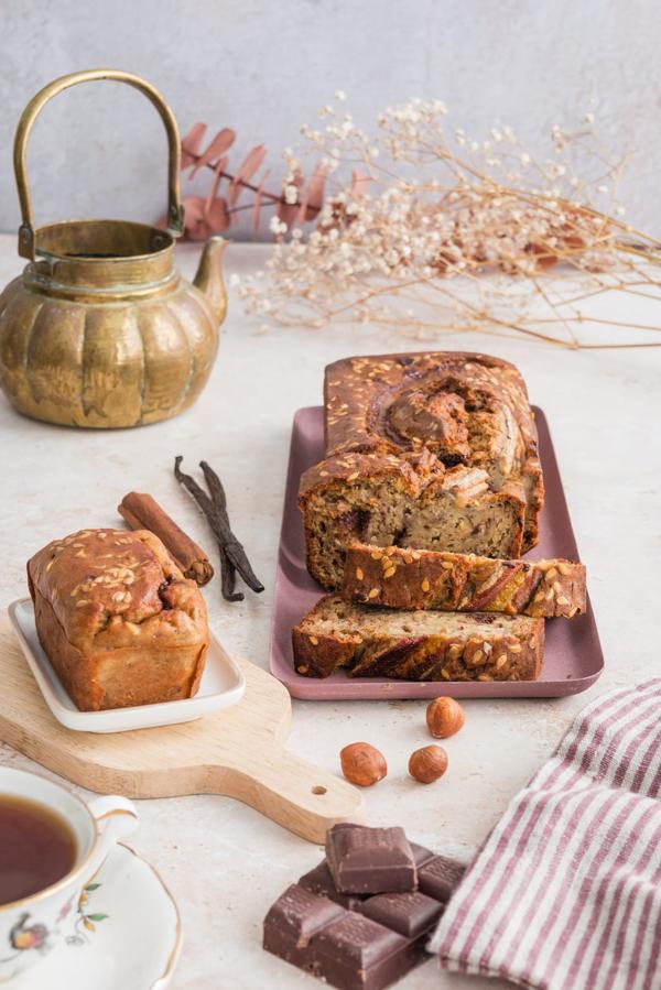 Cakes maison aux noisettes tranchés sur une planche