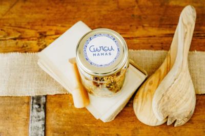 Bocal de granola Curcumamas sur une table en bois