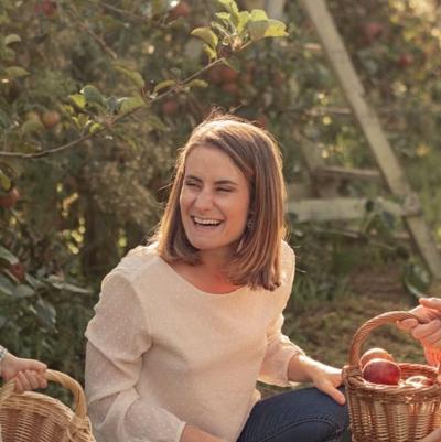 Ludivine, fondatrice de Curcumamas, dans un verger