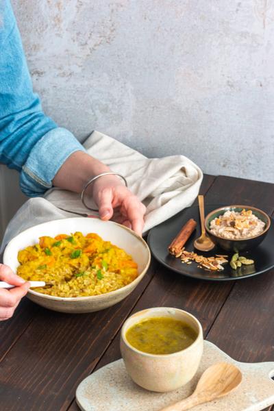 Bol de curry de lentilles jaune servi avec ses accompagnements