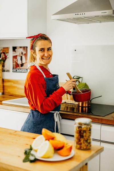 Cheffe Curcumamas qui cuisine chez une famille