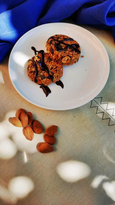 Cookies au chocolat et amandes sur une assiette